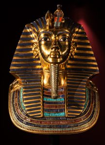 Masque en or et pierres précieuses du pharaon Toutankhamon